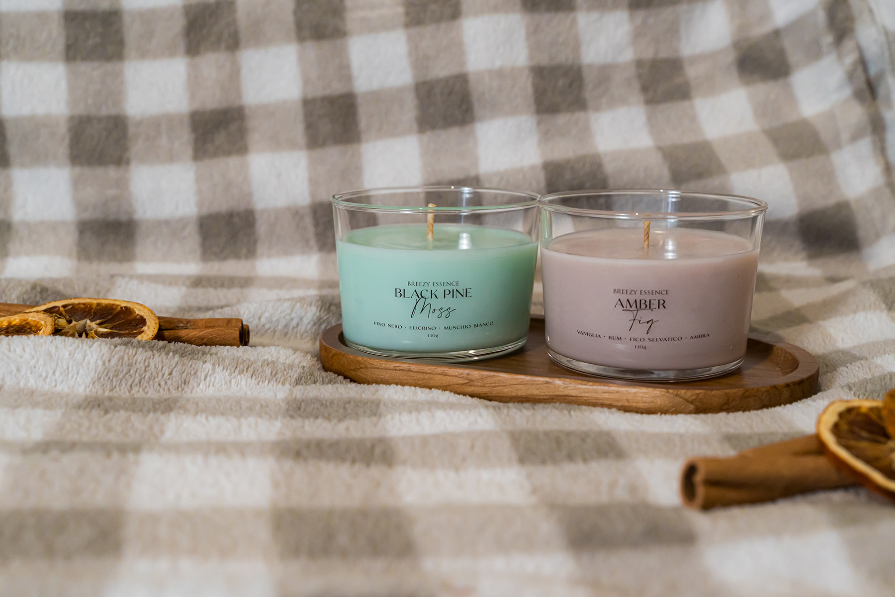 Set up candele su sfondo quadrettato 